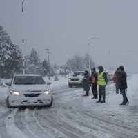Llegó la nieve a Bariloche y trajo complicaciones: hay problemas en el tránsito y cortes de luz