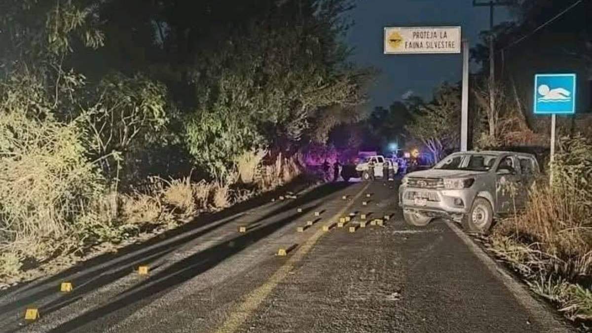 La camioneta en la que viajaban los funcionarios de Ayutla de los Libres, Guerrero