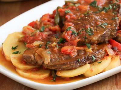 Prepará unos bifes a la criolla: la receta tradicional argentina con carne, papas y morrón