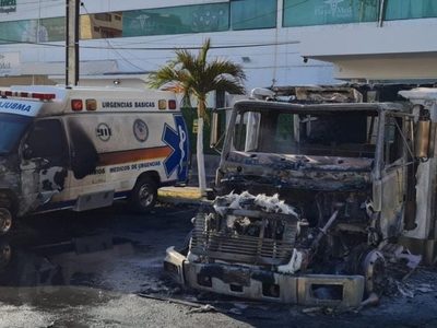En ambulancias incendiadas, dejan mantas con amenazas por el cobro de derecho de piso en Cancún
