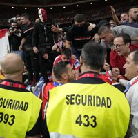 Atlético salva empate 1-1 ante Real Madrid en un derbi suspendido por lanzamiento de objetos