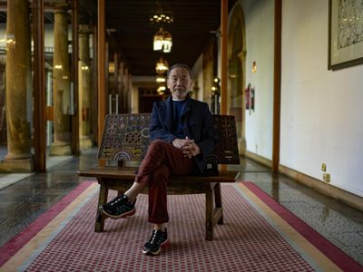 Para Haruki Murakami, leer ficción nos ayuda a "ver entre las mentiras" en un mundo dividido