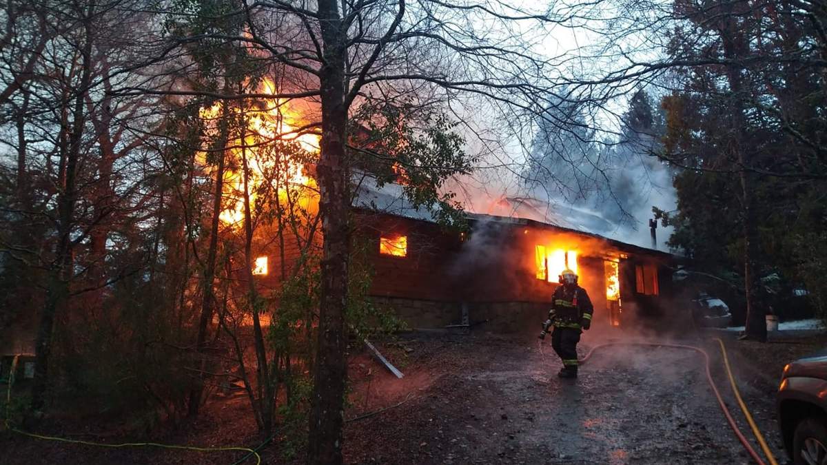 El incendio se produjo en una cabaña. Fuente: (Twitter)