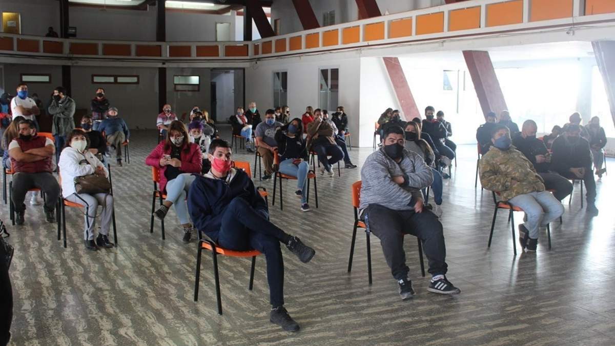 Los comerciantes de Zapala aguardaron pacientemente ser recibidos por las autoridades locales.. Fuente: (Daniel Signorile).