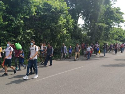Migrantes haitianos se rebelan y arman caravana desde Tapachula