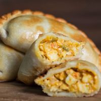 Empanadas de pollo súper rendidoras y económicas: el secreto para que queden perfectas y bien crocantes