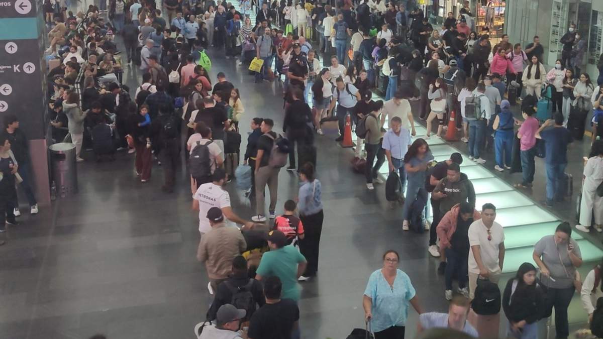 AICM con caos por cancelaciones de vuelos por fuertes lluvias