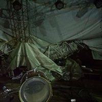 Fuerte lluvia y granizo tumba parte de un escenario en Oaxaca; reportan tres heridos