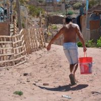 Vecinos del barrio 7 de Mayo reclaman por falta de servicios de agua y cloacas