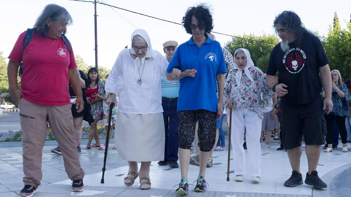 Lolín Rigoni e Inés Ragni realizando la tradicional ronda.  Fuente: (Emiliano Ortiz)