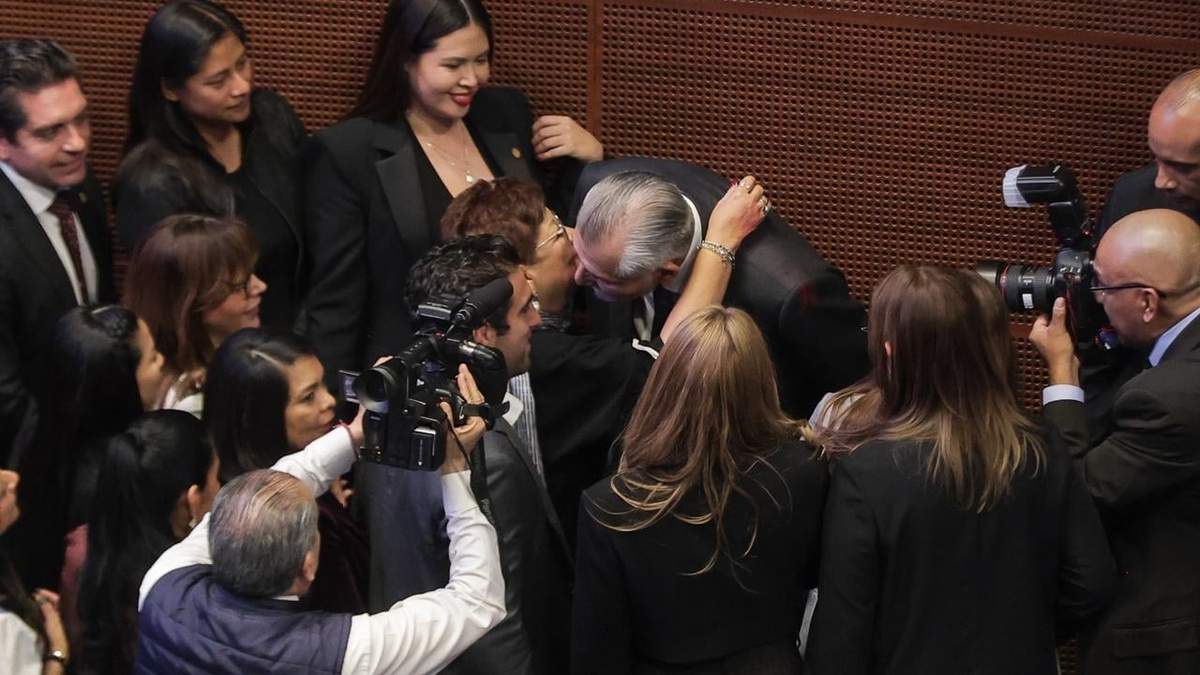Adán Augusto López abraza a Ernestina Godoy después de que el Senado la designara como fiscal general