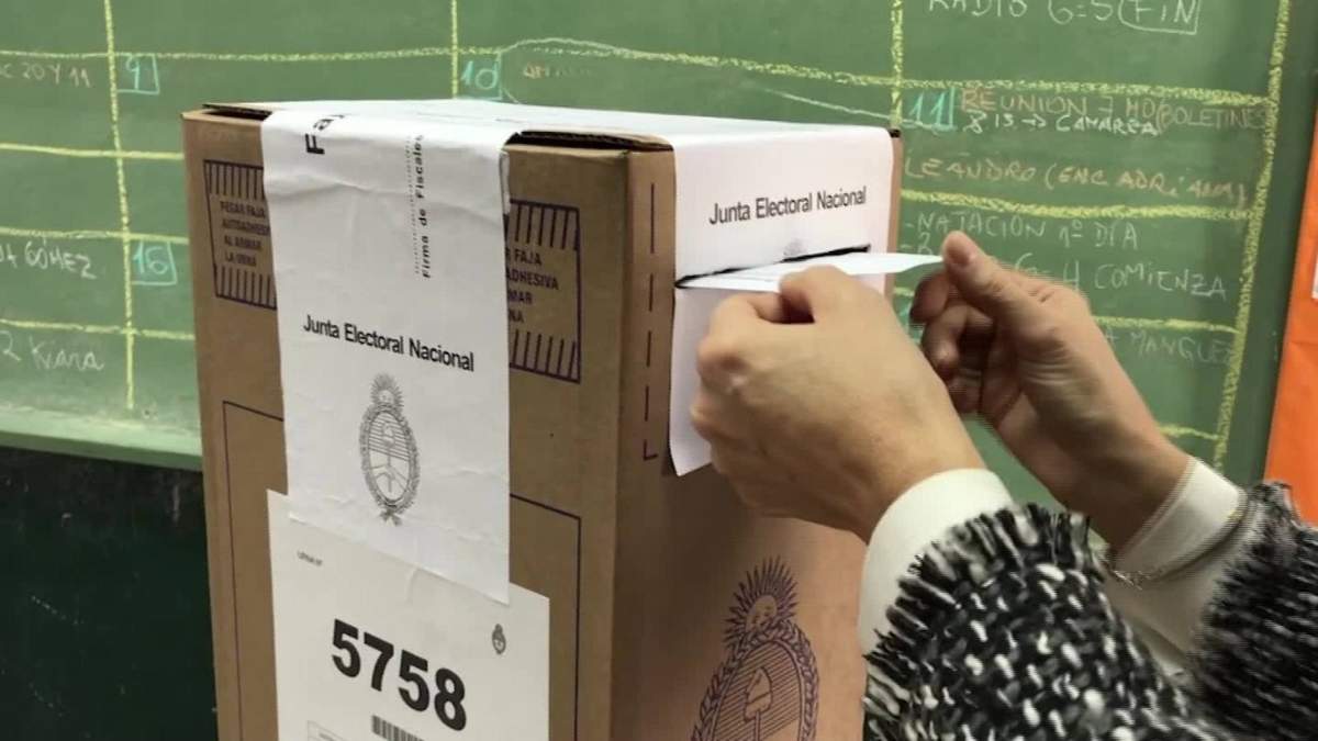 Una urna en un centro electoral de Argentina en las pasadas elecciones presidenciales de 2019. Fuente: (Twitter)