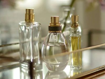 No tires los frascos de perfume vacíos y crea estos bellos adornos decorativos sin gastar un peso