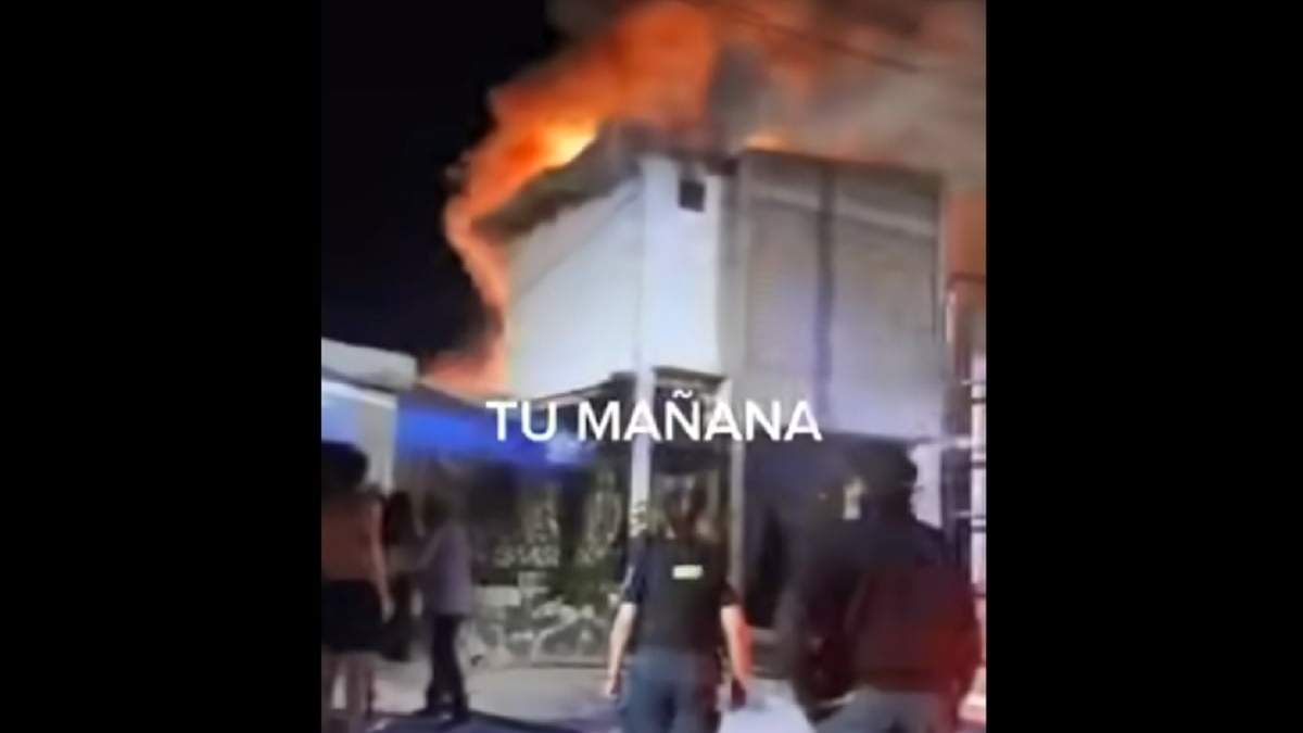 El incendio destruyó un departamento ubicado en la planta alta. Fuente (video de Tu Mañana)