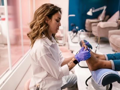 El secreto mejor guardado de las francesas: los 5 colores de uñas de los pies que hacen match perfecto con la manicura francesa