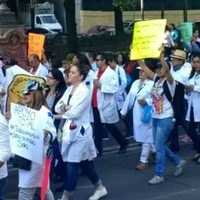 Médicos marchan en 10 estados para exigir la liberación de colega detenido en Oaxaca por presunta negligencia