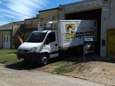 Coronavirus: parte de una planta de pollos es puesta en cuarentena por caso positivo