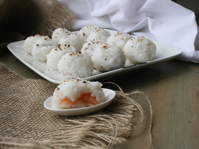 Si te sobró arroz, hacé estas bolitas asiáticas rellenas de cerdo que son un viaje de ida