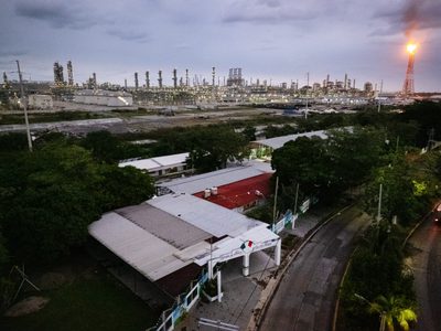 Incendio en Dos Bocas reaviva exigencia de reubicar escuelas junto a refinería