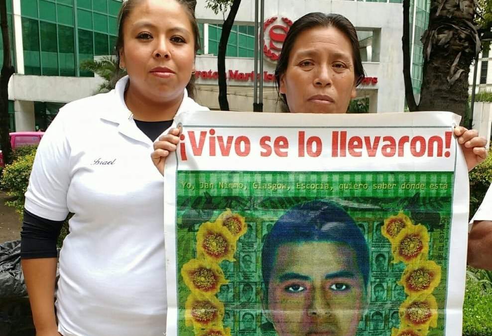 Genoveva Sánchez, madre de Israel Caballero Sánchez, uno de los 43 normalistas desaparecidos de Ayotzinapa, en Reforma, CDMX