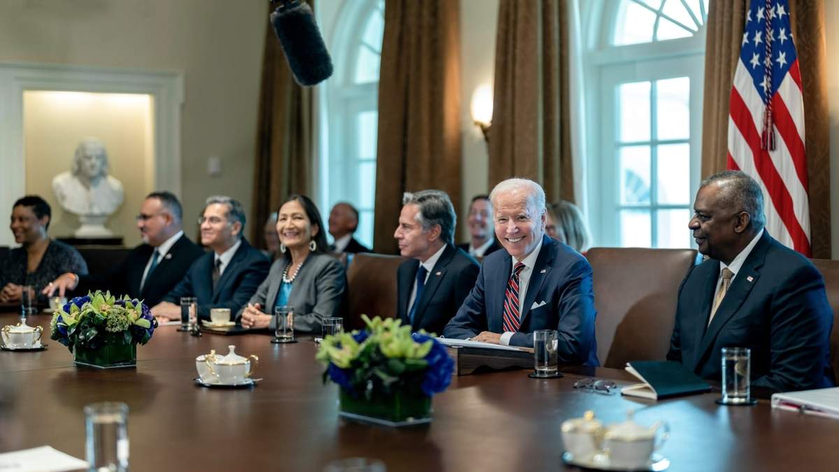 El presidente Joe Biden con parte de su gabinete