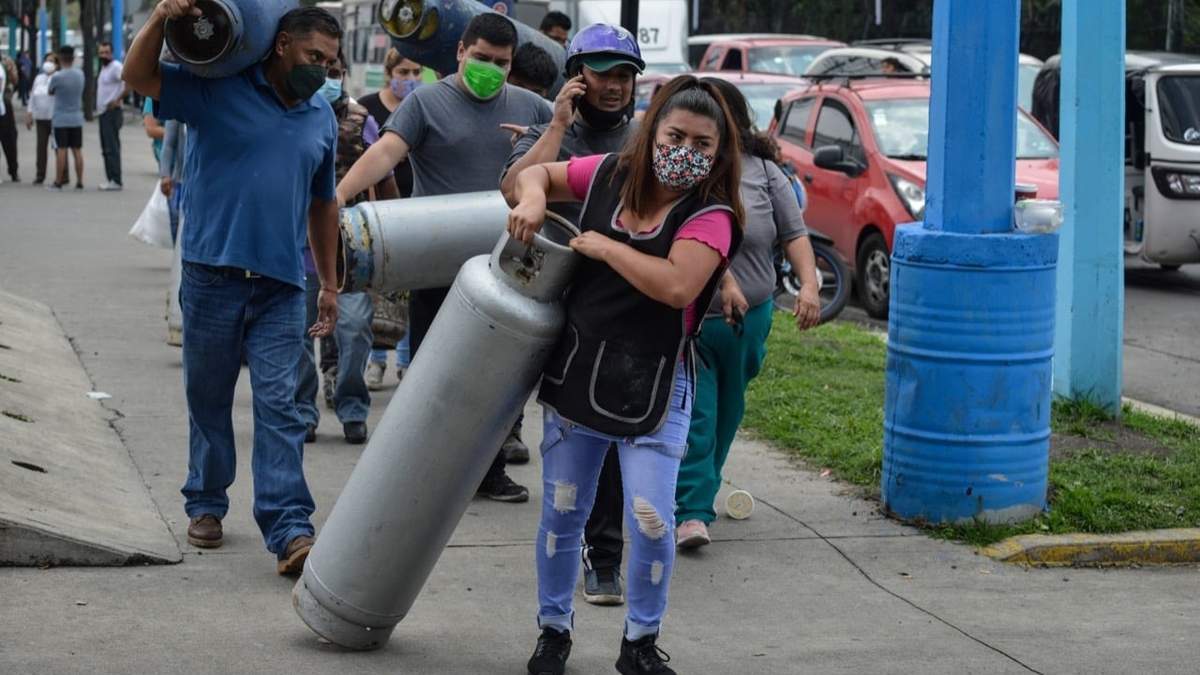 Personas se forman para rellenar sus tanques de gas LP en la CDMX luego de que concluyera el paro