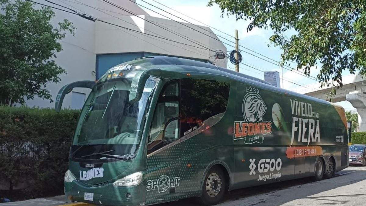 Autobús de Leones de Yucatán a su llegada a Puebla