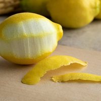 No tirés las cáscaras de los limones y usalas para beneficiar a tus plantas de esta forma
