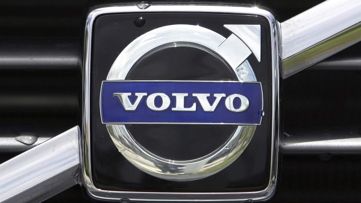 El logotipo de Volvo en el frente de un auto en Miami