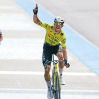 Wout Van Aert supera a Tadej Pogacar en un final dramático para ganar la clásica París-Roubaix