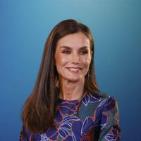 La reina Letizia lució pantalones de cuero rojo y se burló de la primavera con un look extremo