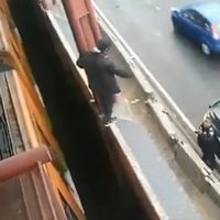 Un hombre trepa al techo de un vagón del Metro; llevaba un cuchillo y mariguana (Videos)