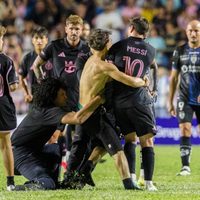 Fanático invade cancha en Puerto Rico y derriba a Messi en amistoso del Inter Miami (Video)