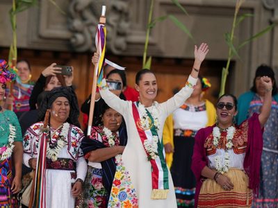 “No uso ninguna marca de esas que son carísimas”: Sheinbaum presume bordados indígenas