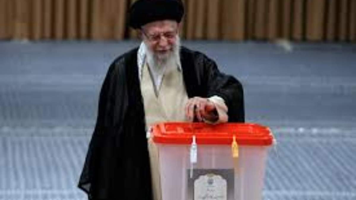 El líder supremo de Irán, ayatolá Alí Jamenei, vota en la segunda ronda de la elección presidencial, el viernes 5 de julio de 2024, en Teherán
