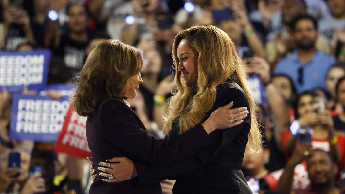 Beyonce, derecha, y la candidata presidencial demócrata Kamala Harris, izquierda, se abrazan en el escenario durante un mitin de campaña el viernes 25 de octubre de 2024 en Houston