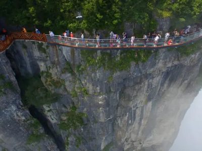 El terrorífico puente de cristal que se rompe mientras caminás