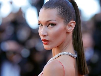 Bella Hadid en una selfie de frente enseñó hasta el fondo... ¡Todo a la vista!