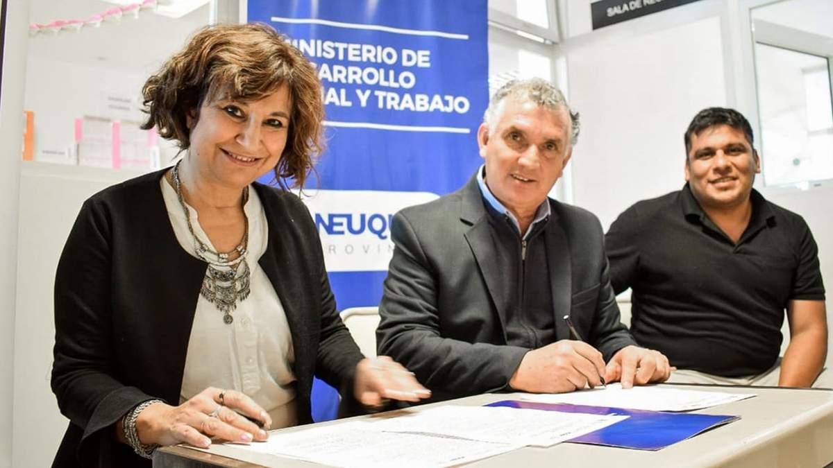 Firma del convenio entre la EPET 20 y el ministerio de Desarrollo Social y Trabajo. Fuente: (Facebook)