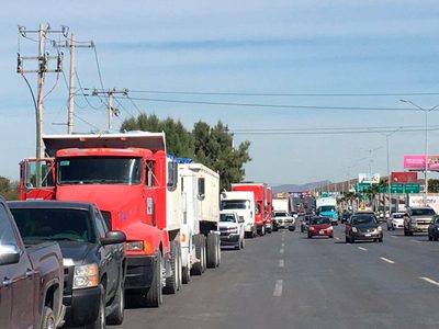 Protestan transportistas por calles de Saltillo y piden eliminar IEPS a combustibles