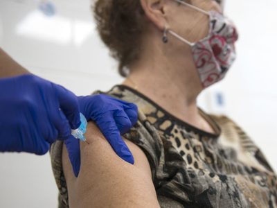El principal epidemiólogo de Estados Unidos afirmó que la vacuna podría estar para fin de año