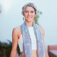 Con 2 ingredientes de tu cocina: el truco perfecto para tapar tus canas y fortalecer tu cabello