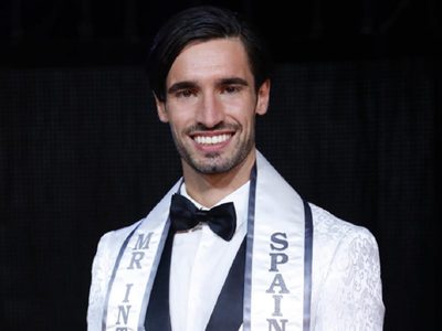 Las chicas y los chicos se rinden ante tanta belleza: Manuel Romo es el hombre más guapo de España