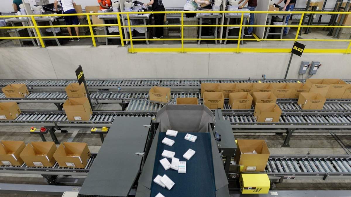 Manufacturación de medicinas legales para convertirlas en productos del mercado ilícito
