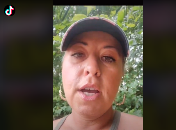 La estadunidense Holly Weaver Smith, en un video donde se disculpa por sus dichos racistas