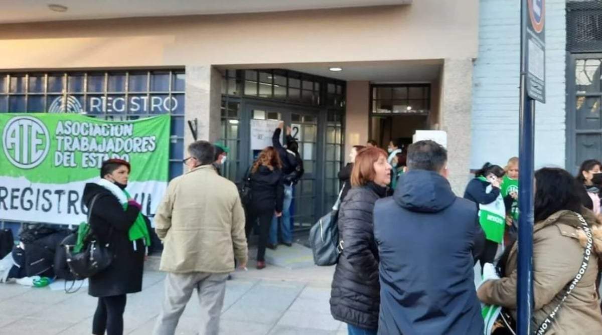 Paro de los trabajadores de la ATE del Registro Civil. Fuente: (LM Neuquén)