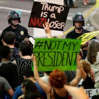 Tensión en primer acto político de Trump tras violencia en Charlottesville