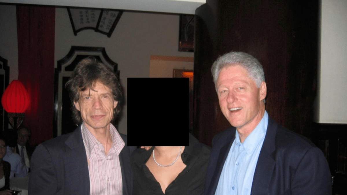 Esta foto sin fecha y censurada muestra a Mick Jagger (izquierda) y al expresidente Bill Clinton (derecha) con una persona desconocida