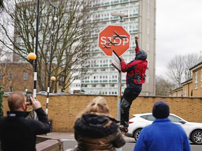 Policía arresta a presunto ladrón de obra de Banksy: así fue como perpetró el robo (Video)