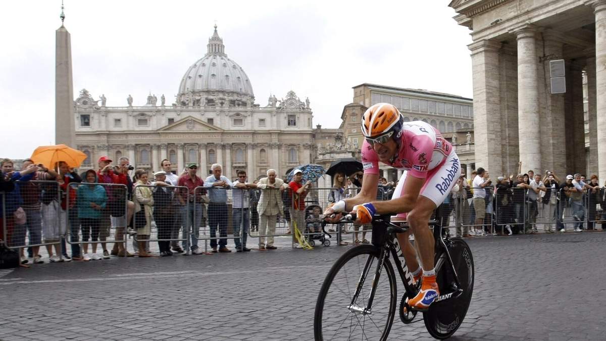 Denis Menchov pedalea frente a la Basílica de San Pedro durante la última etapa del Giro de Italia, el 31 de de mayo de 2009, en Roma